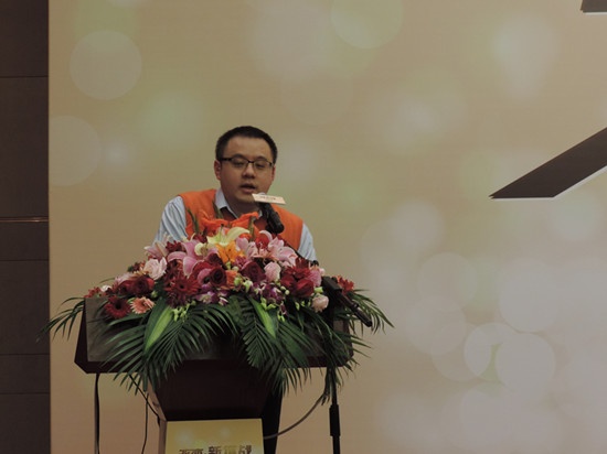 冠军磁砖董事、行销处副总经理林佑宇介绍了2015年的新营盈利模
