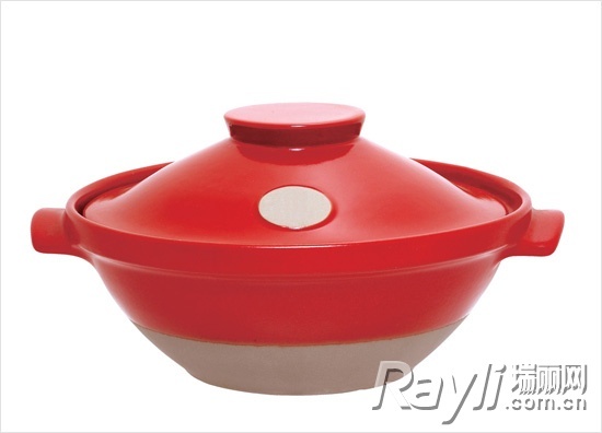 红色慢炖锅和美食一起端上桌