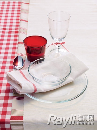 IKEA宜家家居 玻璃器皿和红色杯具