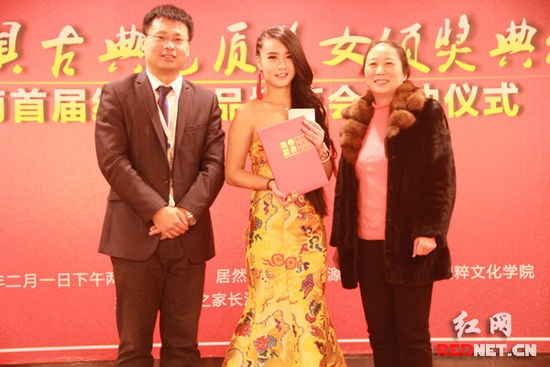 比赛冠军“凤绫美人”受聘为长沙居然之家红木大会堂形象代言人。