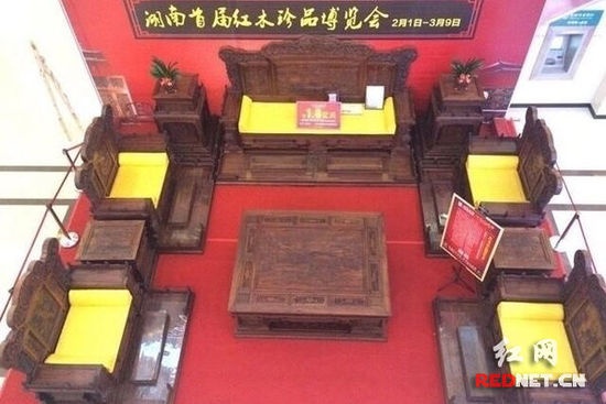 价值1.8亿元的红木艺术沙发《锦绣华夏》在长沙居然之家金源店展出。