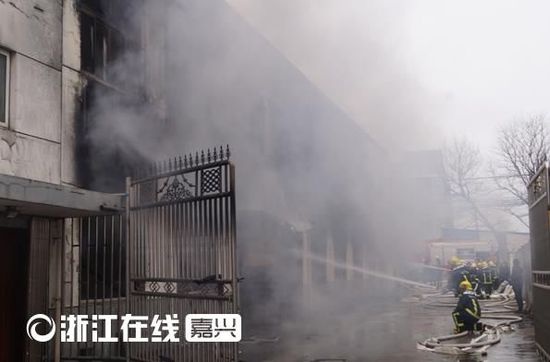 浙江海宁市一家具厂起火 仓库变废墟