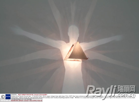 意大利艺术家FabrizioCorneli设计的三角形灯具