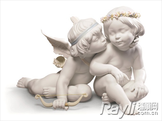 Lladró雅致“爱神与灵神”瓷偶演绎神话故事，丘比特和普赛克化身为两个可爱的天使。