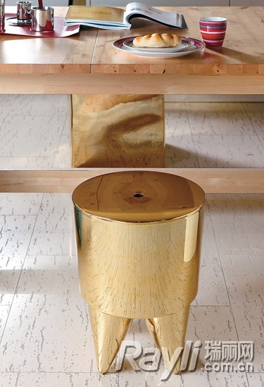 木色餐桌配一个金色的坐凳，自然中更摩登