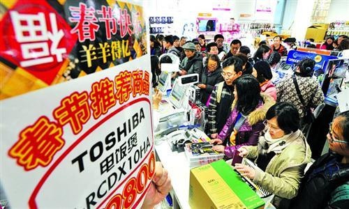 日本东京银座的商场打出中文标语，欢迎中国游客同时大力促销。　/IC