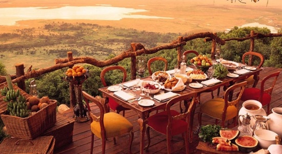 坦桑尼亚酒店在火山口营地的餐桌