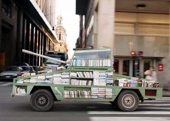 为了庆祝3月5日世界读书日，7UP与布宜诺斯艾利斯艺术家Raul Lemesoff展开合作，共同 设计 了作品《集体教学武器》，该作品实质上是一座流动图书馆，以坦克的造型在阿根廷街头来回穿梭。Lemesoff花费了几年的时间来打造该作品，最终将一辆1979年的古董福特猎鹰轿车改造成一辆颇具军事风格的坦克汽车，车的顶部安装有可旋转隔间和一个假炮筒。尽管这辆坦克汽车看起来颇具杀伤力，但它却担负有传播和平的重任。Lemesoff开着它穿梭于阿根廷市中心和怒村社区，为来往的人们免费发放图书。在汽车的内置货架上大约摆放有900本图书，包括诗歌、小说和人物传记。 艺术家与7UP进行的此次创意合作是作为他们“成为你的感觉真妙”活动的后续，这场活动旨在赞美创意、机智和明确无误的事实。