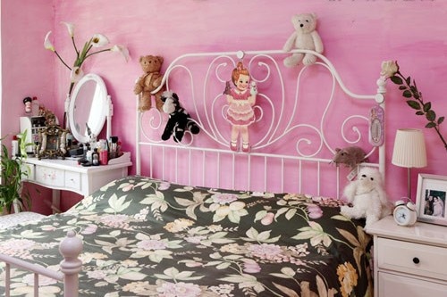 粉红色的墙面搭配上具有明显春意的花朵图案床品