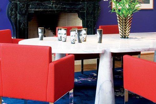 11红色餐椅与白色大理石餐桌的碰撞在深紫色的背景下创造出一派现代活力