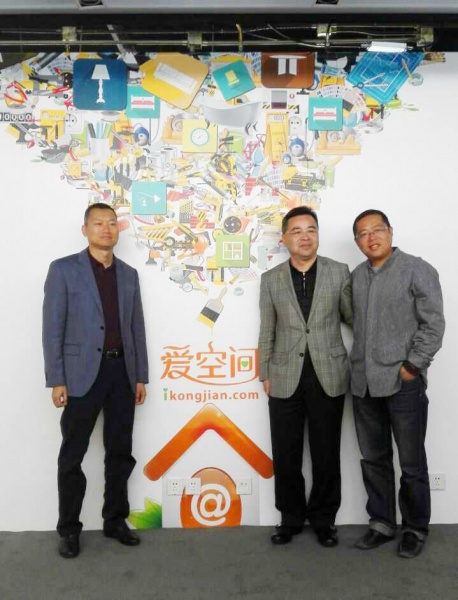 唯美集团总裁黄建平（中）、唯美集团副总裁谢悦增（左）与爱空间创始人陈炜