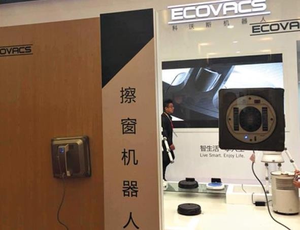 3月11日，上海家电博览会上，科沃斯展台工作人员向观展者介绍“扫地机器人”等产品。