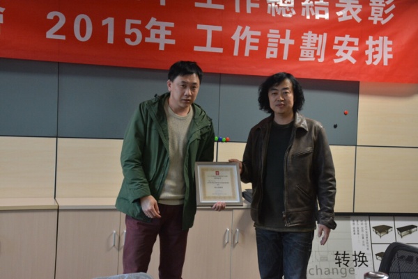 王怀宇老师为优秀设计师高峰颁发证书