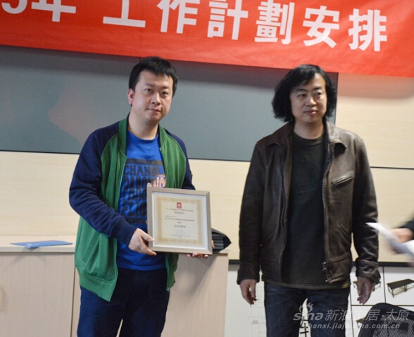 王怀宇老师为优秀设计师颁发证书