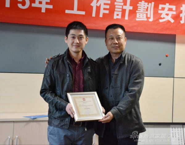 高鑫玺老师为优秀设计师颁发证书
