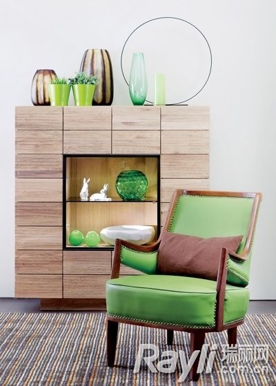 浅色空间加入果绿色座椅和果绿色玻璃花器