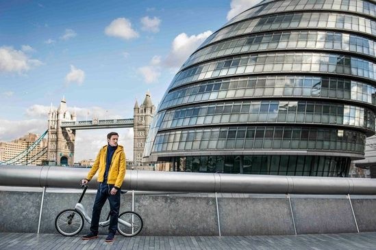 伦敦公司Jivr Bike推出了一款仅重15kg的轻便折叠电动自行车，续航30公里左右，支持纯电动、骑行、助力骑行三种模式。电动自行车在10公里之内，是城市通勤的最佳工具，特别是骑着一辆Jive Bike的时候。隐藏在车体内部的无链条传动也非常方便，不用担心车链卷起泥水，也省去了保养链条的麻烦。Jivr Bike最大的亮点是可折叠，因此你可以轻松的把车放在后备箱里，放在家里的过道或者储藏间。折叠的过程也非常优雅。电动机的加入让Jivr Bike可以轻松应对上坡或者稍微长一些的路途，最高时速25公里/小时，采用助力骑行的模式下，续航能达到30公里左右。充电时间也仅需20分钟。在拥堵的大城市，开车堵，地铁挤，公交慢，走路脏，骑车累。清洁快速的小型助力电动车本应成为城市通勤的主角，尤其是像Jivr Bike这样优秀的电动自行车。 Jivr Bike 在机械方面已经足够优秀了，但是这还不够，内置的树莓派和蓝牙 4.0 让你的 iPhone 可以与 Jivr Bike 相连接，Jivr Bike 的电量、导航、速度等信息都通过 Jivr App 显示，这是一辆具有“智能”潜力的电动自行车。Jivr Bike 对于城市内的短距离通勤几乎是完美的解决方案。它高效、清洁并且足够有范儿。在 Jivr 公司所在的伦敦，还有贴心的上门维修保养服务，遇到不可维修的问题，直接换新。目前，这款Jivr Bike 电动自行车正在众筹网站平台Kickstarter上进行公开展示，感兴趣的读者，可以去关注。