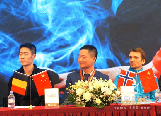 兵乓球世界冠军王励勤（左）、施拉格（右）