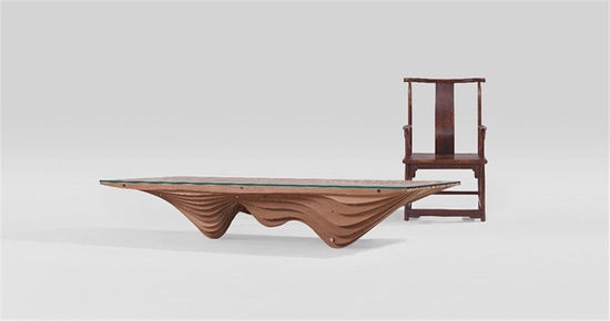 《水印苍山》朱锫曲线干净简朴，富有诗意，茶桌与一把明式座椅展开了时空上的对话。
