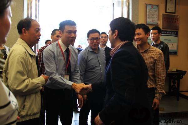 永华红木家具副总经理邱志坤(左二)代表公司热情接待考察团