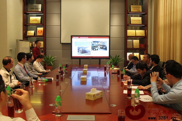 考察团在永华红木会议室就企业运营管理进行了交流探讨