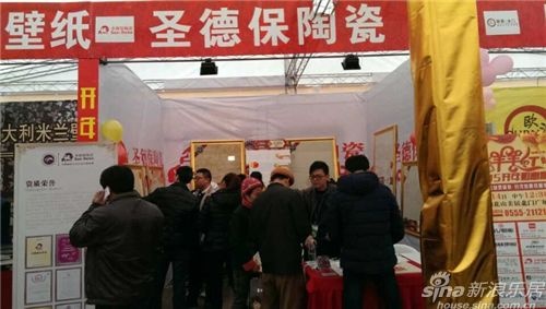 圣德保陶瓷店内吸引不少业主们，瞧！一个个专注于圣德保优质的产品