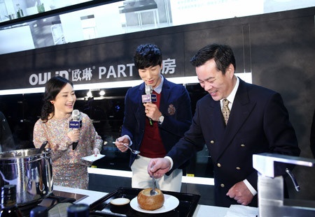 张亮与OULIN欧琳集团总裁徐剑光(右)一起在OULIN欧琳Party厨房庆生