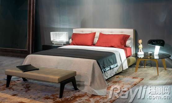 家天地DOMUS TIANDI即将于今年在上海开设全球最大的MINOTTI专营店，而展会中所甄选的沙发、床榻，也选用了具有代表性的“中国红”，为品牌进驻赢得国人亲切感。
