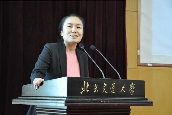 汉能产品开发集团中国公司执行总裁张庆亮发表讲话