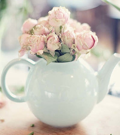利用茶壶不妨把它改造成花瓶