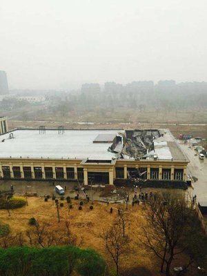 北京朝阳一家居建材市场坍塌 两名施工人员被困