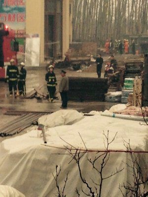北京朝阳一家居建材市场坍塌 两名施工人员被困