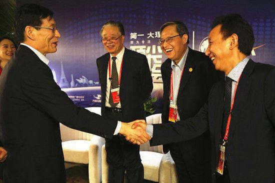 前总理朱镕基之子、前中金公司CEO、亚洲最具影响力商业领袖朱云来（左一）