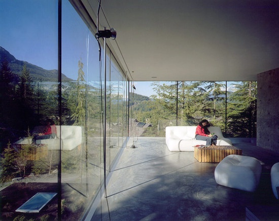 休息区以玻璃幕墙围合，被群山环绕，景色十分优美