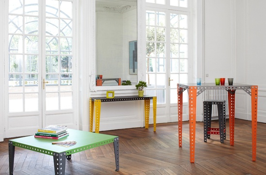 这套MECCANO HOME组合由20个不同颜色、不同功能的模块组成，将在2015年的巴黎家居装饰博览会中展出（maison&objet 2015），你可以毫不费力地将其拼接成各种各样的家具（椅子、咖啡桌、壁桌、站立桌、凳子等）。