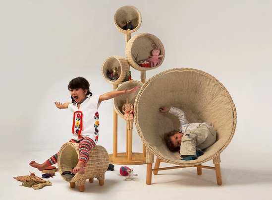 在考虑自己为孩子们打造的“traven”系列家具时，墨西哥设计师christian vivanco想出了三件能够让小朋友与想象齐飞的作品。在2015法国巴黎家居装饰展（maison&objet 2015 in paris）上，vivanco与致力于打造儿童家具的家居品牌nido muebles一起，联合推出了“burro”（小驴筐），“luna pod”（月亮池）以及“butterfly catcher”（蝴蝶篮）三款作品。 创作这套作品的目的，不仅是要解决像“孩子们应该怎样存放自己的玩具？”和“他们应该在哪里玩耍”等当代家庭每天都要面对的问题，也是对儿童家具趣味重要性的一次反省与认识。简单的形状和大大的体积，让每件作品都能为孩子们营造出各种不同的游戏体验。 扶手椅、板凳和玩具盒等三件作品选用的材料和系列名称，取自于作家bruno traven笔下的短片故事《baskets in series》，从而体现出当代消费行业与手工艺之间的关系。为此，vivanco选用枝条，认证木料，手工羊毛与天然饰面等材料，保证了作品在各种环境与条件下的灵活适用性。 “burro”（小驴筐）是系列中体积最小的作品，这只小小的篮筐，是孩子们埋藏宝贝与惊喜的好地方。