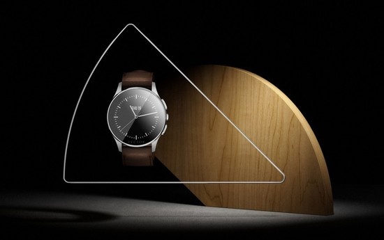 圆形表盘的Vector智能手表“luna”搭配硅胶表链 两款新型智能手表中，“luna”的外观造型十分优雅，圆形、坚实的表盘由专门定制的44毫米的不锈钢表壳制作，保证了手表的坚固。相反的，从另一个角度出发设计而成的“meridian”具有更加规则、理想的表盘形状，表盘更加的薄了，仅有40.5毫米，制作材料与“luna”一致。两款手表的表带都可自由选择金属、皮革或者胶质材料。Vector智能手表的形态和传统手表相同，表盘默认状态下也是与普通手表一致的指针表盘，具备50米防水特性。Vector手表使用了纯黑白的电子显示屏。在保持屏幕常亮并且重度使用的情况下也能保证至少三十天的续航。手表带有动作传感器，可以监测步数、距离和睡眠等。 