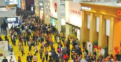 首届工厂开仓日吸引了数万经销商及市民前来香江全球家居CBD采购家具。