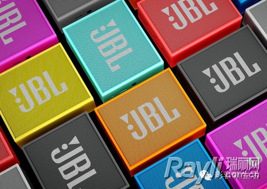 JBL GO 音乐金砖拥有8种颜色，获得了素有“设计界的奥斯卡”之称的iF Design Award评委的一致好评。