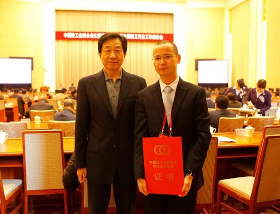 恒洁卫浴产品经理林培旭先生与海尔集团公司驻京办首席代表陈维佳先生合影