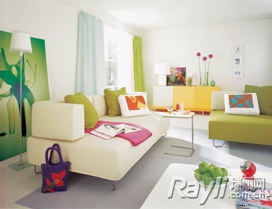 客厅大面积留白中加入一点轻粉淡绿