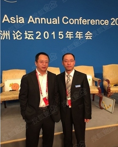 360董事长周鸿祎先生（左）、简一大理石瓷砖副总经理、品牌总监游俊先生（右）