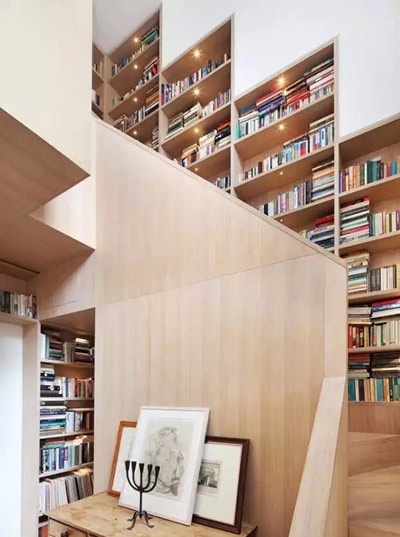 谁说书一定要放在书房里，楼梯也可以