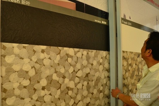 在“大理石瓷砖”布满会场的佛山陶博会上，仍有小部分企业坚持专注做全抛釉、抛光砖等“老品类”