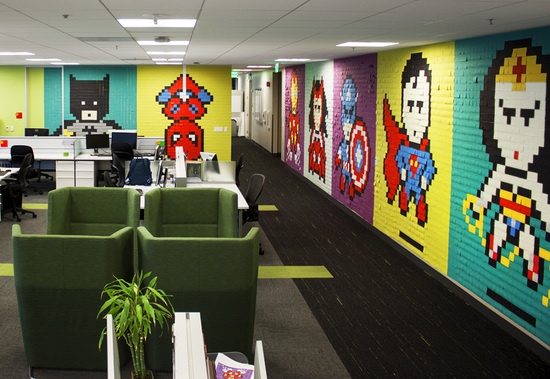 一群办公室职员认为他们办公室的墙太过于单调，于是决定装饰一下他们的办公环境。他们在周末自发地回到办公室，使用8024张 便利贴 ，在办公室墙上贴出了许多超级英雄和漫画人物的肖像。 每个人物都由不同的颜色搭配而成，大小比常人要大一些，有倒立的蜘蛛侠，超人和蝙蝠侠，他们矗立在长长的走廊尽头，俯视着工作的人们。方格形的便利贴布满了整个墙面，组成了类似马赛克的图案，从远处可以看出每个人物的造型，但在近处，可以很清楚地看出来他们是由便利贴组成的。