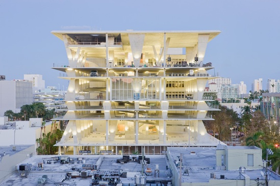 你能和一个停车场为伴吗？1111号林肯路—迈阿密海滩，佛罗里达州，美国赫尔佐格与德梅隆 翻阅176页精彩纷呈、图文并茂的书页，《从100个案例看建筑的未来》（the future of architecture in 100 buildings）这本书为行业的现状提供了一个具有洞察力和乐观的指南，同时提出关于行业未来有效和积极的建议。