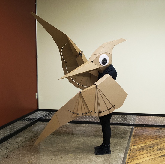 “纸板翼手龙”（the cardboard pterodactyl）是一件由美国工程师 lisa glover 创作的作品。这件本来只是作为一项家庭作业的任务，马上变成了一部带人回到史前时代的时光机器。glover此前已经创作了一只神气活现的可穿戴式迅猛龙，现在，她希望做一些更有挑战性的新尝试。