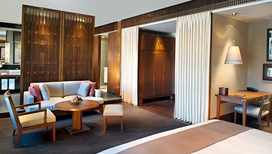 每间客房都采用简洁流线型设计，采用简单的藏式风格装潢，饰以柔和的中性色调并搭配天然木质装饰品