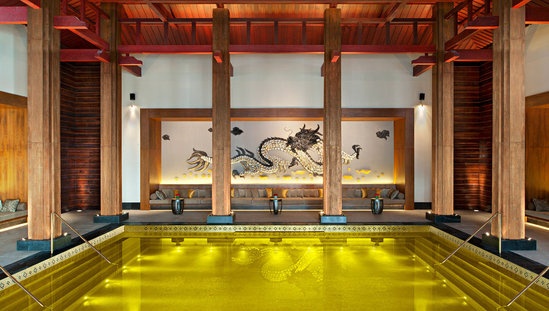 黄金能量泳池——28-32℃ 的恒温泳池可确保客人在独一无二的宝石光芒泳池中休憩放松或自在悠游