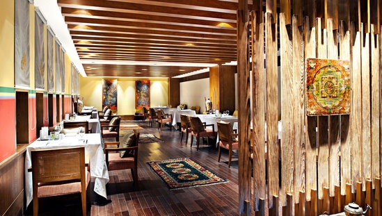 斯自康藏餐厅，环境轻松惬意，其天然木质装饰、传统艺术品和鲜明艳丽的色彩尽享当地特色文化韵味
